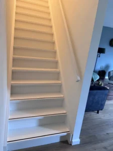vaste trap naar bovenverdieping